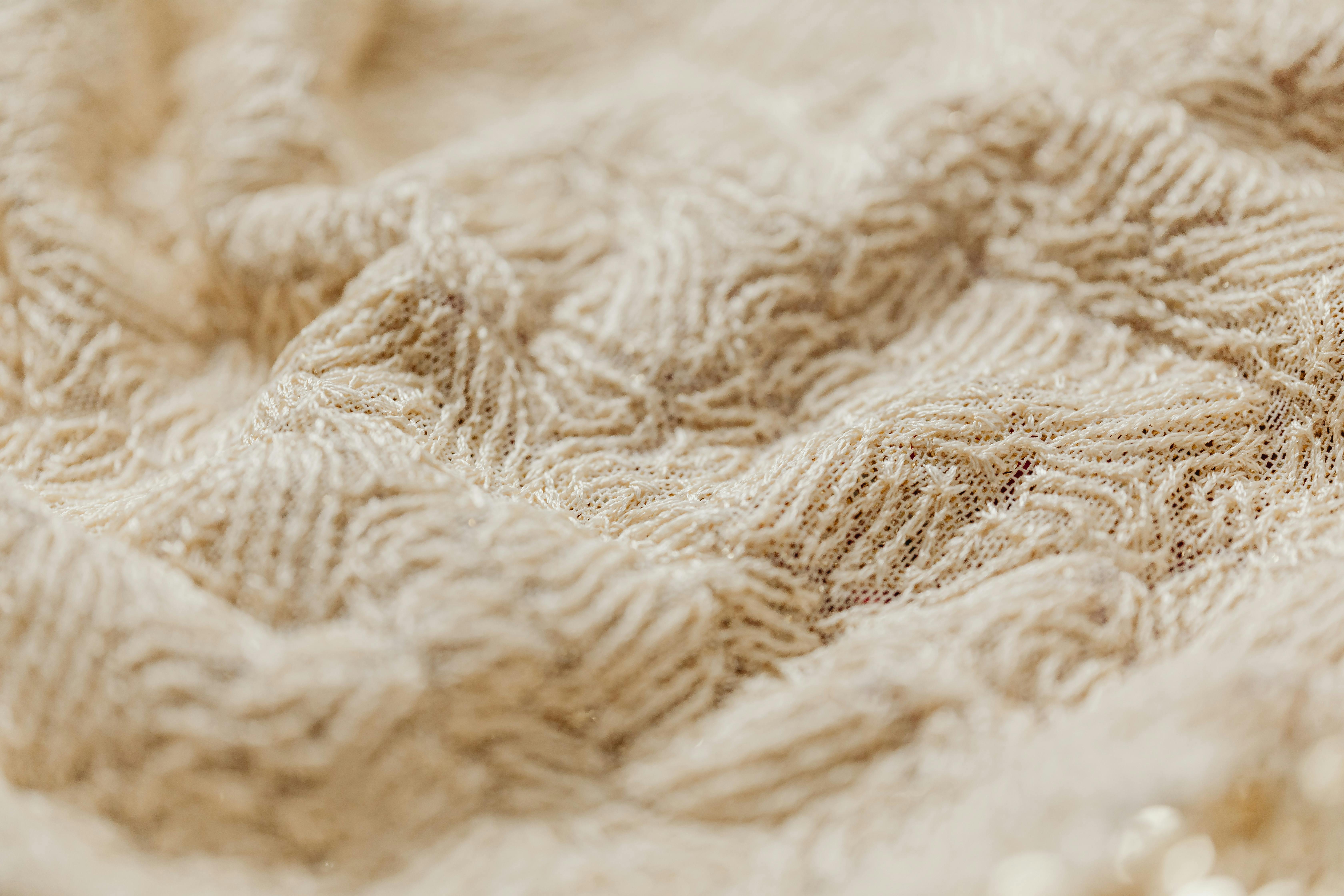 Detalle de textura y bordado en prenda de lujo