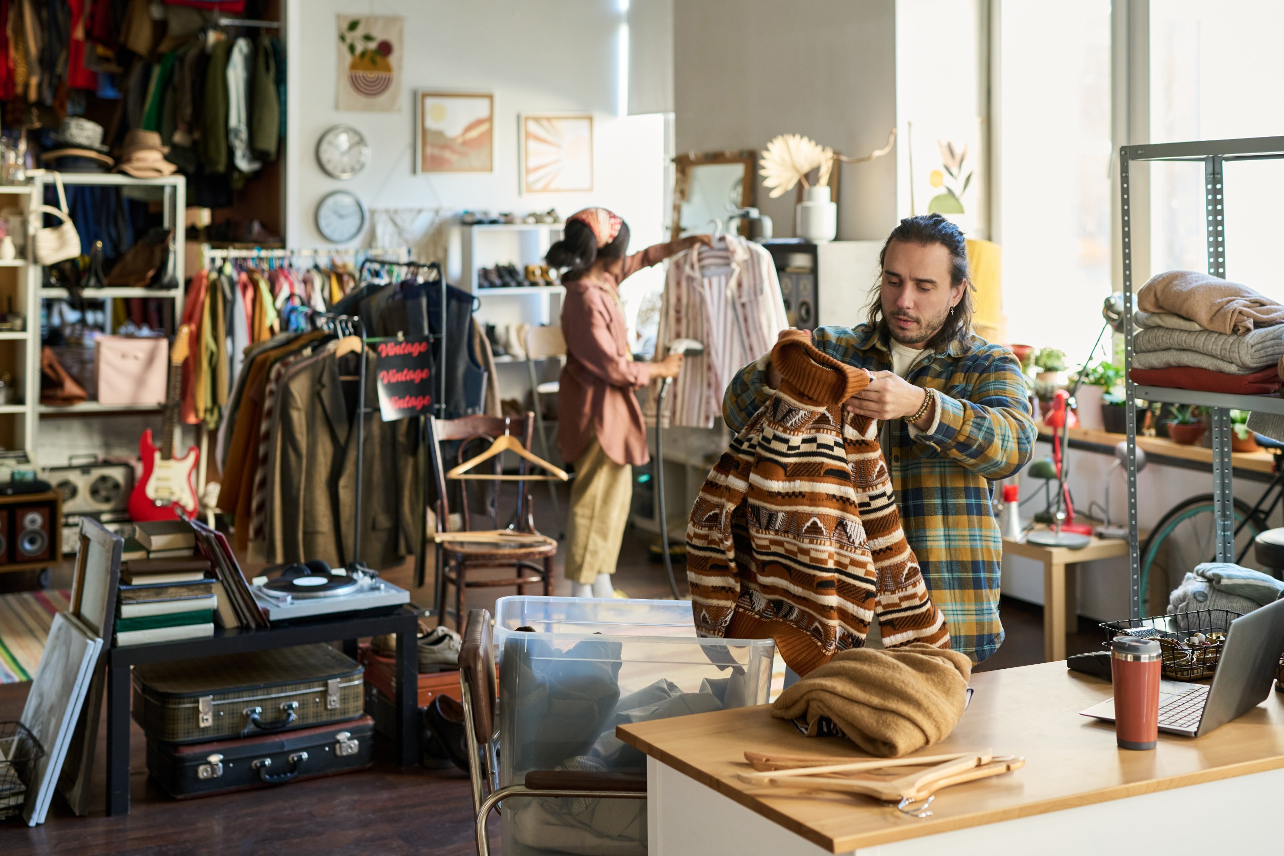 Una tienda de secondhand y vintage: el espíritu de las ferias y mercados que están reescribiendo cómo compra Bogotá