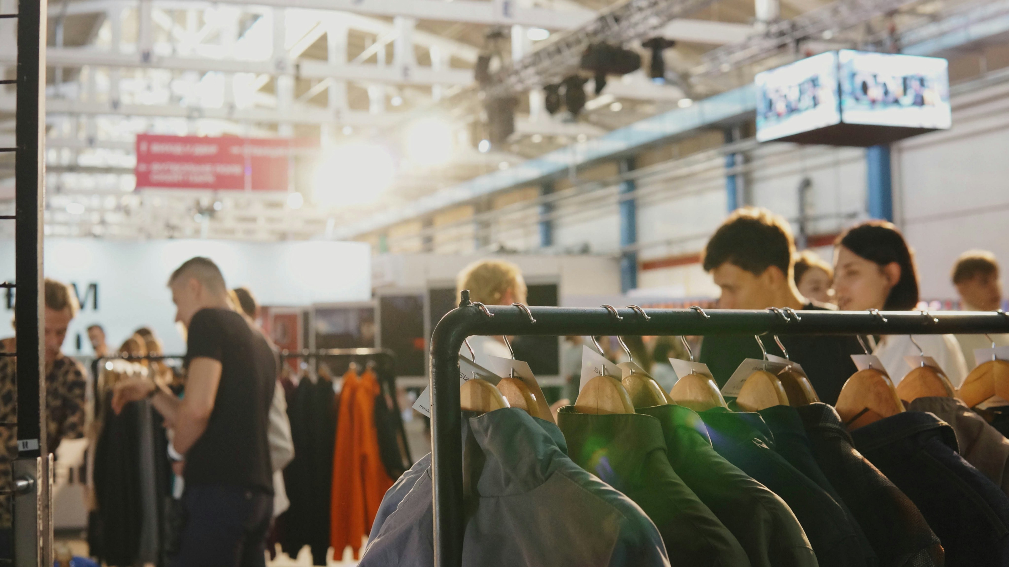 Una comunidad activa de compradores busca con consistencia piezas curadas